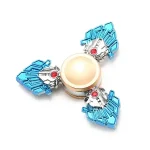 Fidget spinner con design ispirato alla scienza, con dettagli metallici e elementi colorati blu e rossi, perfetto come decorazione scientifica o oggetto da collezione.