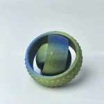 Pallina decorativa con superficie metallizzata e texture 3D, ideale come oggetto di decorazione scientifica o da collezione. Perfetta per appassionati di scienza e design innovativo.