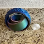 Lente di ingrandimento con supporto colorato e superficie antiscivolo, ideale per attività di osservazione scientifica e studio dettagliato di piccoli oggetti.