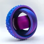 Perno di precisione in metallo con superficie colorata in blu e viola, con dettagli geometrici sulla superficie esterna. Ideale come decorazione scientifica o oggetto da collezione.