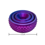 Pezzo decorativo scientifico in metallo colorato con superficie a texture a rilievo, diametro di circa 4,5 cm, ideale come oggetto di decorazione o collezione.