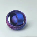 Palla scientifica in metallo con superficie testurizzata, ideale come decorazione o oggetto da collezione scientifica. Perfetta per appassionati di scienza e design innovativo.