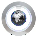 Oggetto decorativo scientifico con mappamondo in orbita, illuminato da luci LED colorate, ideale come decorazione moderna e originale.