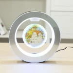 Globo terrestre illuminato con luce LED, oggetto decorativo scientifico per ambienti moderni e studi.