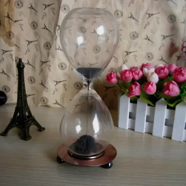 Orologio a Sabbia decorativo con base in metallo, ideale come oggetto di design e decorazione per ambienti moderni e studi scientifici.