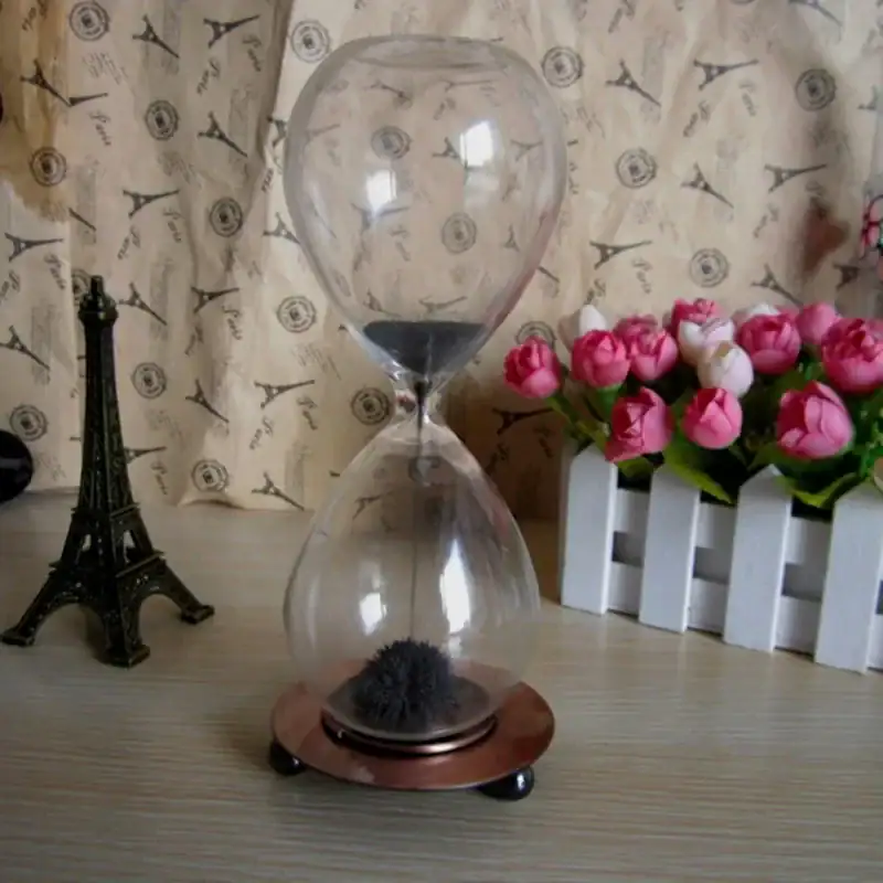 Orologio a Sabbia decorativo con base in metallo, ideale come oggetto di design e decorazione per ambienti moderni e studi scientifici.