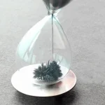 Pendente di Foucault in vetro con pendolo oscillante, esempio di esperimento scientifico per dimostrare la rotazione terrestre.