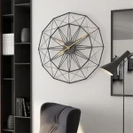 Orologio decorativo geometrico in metallo nero, perfetto come elemento di design moderno per interni eleganti e minimalisti.