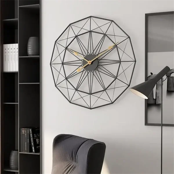Orologio decorativo geometrico in metallo nero, perfetto come elemento di design moderno per interni eleganti e minimalisti.