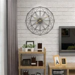 Orologio da parete geometrico in metallo nero, stile moderno e minimalista, perfetto come decorazione per soggiorno o ufficio. Design elegante e originale, aggiunge un tocco di stile alla parete.