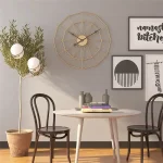 Orologio da parete geometrico in metallo dorato, stile moderno e minimalista, perfetto per decorare soggiorno o ufficio con un tocco di eleganza e design contemporaneo.