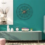 Orologio da parete decorativo con design geometrico in metallo nero, perfetto per aggiungere un tocco moderno e scientifico alla tua casa o ufficio.