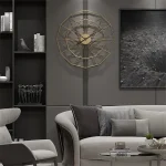 Orologio da parete decorativo con design geometrico in metallo dorato, perfetto per arredare con stile moderno e sofisticato il soggiorno o l'ufficio.