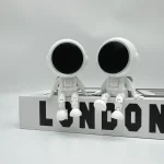 Astronauti decorativi in stile minimalista, ideali per arredare ambienti con tema spaziale o scientifico.