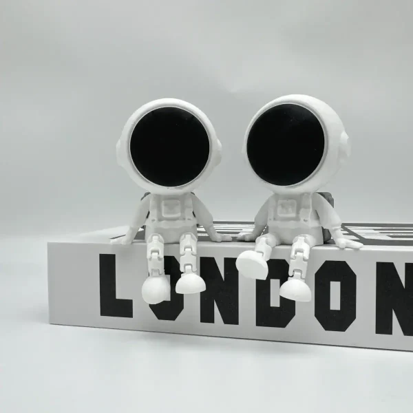 Astronauti decorativi in stile minimalista, ideali per arredare ambienti con tema spaziale o scientifico.