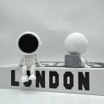 Statua decorativa di un astronauta e della luna, perfetta come oggetto di decorazione scientifica e da collezione, ideale per appassionati di spazio e scienza.