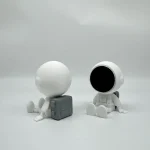 Decorazioni a forma di astronauta in stile minimalista, perfette per arredare ambienti scientifici o per appassionati di spazio e astronomia. Design semplice e moderno, ideale come oggetto decorativo.