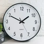 Orologio da parete con stile scientifico, quadrante bianco e numeri neri, perfetto come decorazione per ambienti di studio o laboratorio.