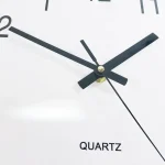 Orologio da parete con design scientifico, lancette nere e numeri chiari, perfetto come decorazione per ambienti di studio o laboratorio.