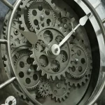 Orologio decorativo con ingranaggi metallici visibili, perfetto come oggetto scientifico e decorativo per ambienti moderni e industriali.