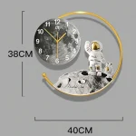 Orologio decorativo con design spaziale, astronauta e luna, perfetto per gli appassionati di scienza e spazio, misura 38 cm di altezza e 40 cm di larghezza.
