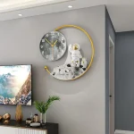 Orologio decorativo con design spaziale, astronauta e luna, perfetto per appassionati di scienza e spazio, ideale come elemento di arredo originale e moderno per la casa o l'ufficio.