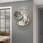 Orologio decorativo con design spaziale, astronauta e luna, perfetto per gli appassionati di scienza e spazio, ideale come oggetto decorativo originale per la casa o l'ufficio.