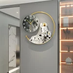 Orologio da parete decorativo con astronauta e luna, perfetto per ambienti scientifici o moderni, combinando funzionalità e design innovativo.