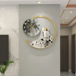 Orologio da parete decorativo con astronauta e luna, perfetto per ambienti moderni e scientifici, aggiunge un tocco originale e innovativo alla tua casa o ufficio.