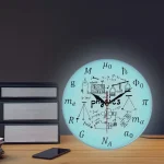 Orologio decorativo con design ispirato alle formule e simboli della fisica, ideale per appassionati di scienza e decorazioni originali.