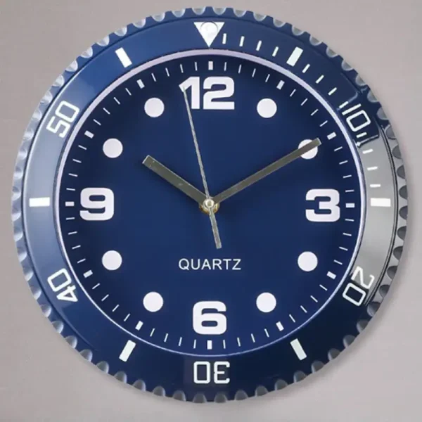 Orologio da parete scientifico con quadrante blu e dettagli in argento, perfetto come decorazione per ambienti di studio o laboratorio.