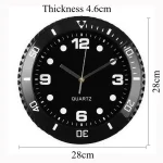 Orologio da parete con design scientifico, quadrante nero con numeri bianchi e dettagli in argento, diametro di 28 cm e spessore di 4,6 cm, perfetto come decorazione per ambienti di studio o laborator.