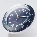 Orologio da parete con design ispirato agli strumenti scientifici, perfetto come decorazione per ambienti educativi o scientifici.