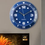 Orologio da parete con design scientifico blu, ideale per ambienti educativi e scientifici, con numeri chiari e lancette precise. Perfetto come decorazione per studi e laboratori.