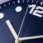 Orologio da parete con lancette e numeri grandi, ideale per decorazioni scientifiche e ambienti educativi, con design moderno e funzionale.