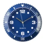 Orologio da parete con design scientifico blu, quadrante chiaro con numeri grandi e lancette precise, perfetto per ambienti di studio o decorazioni a tema scientifico.