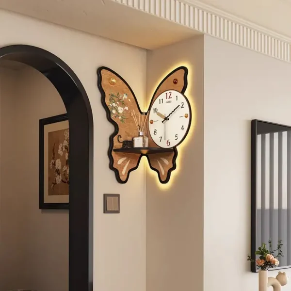 Orologio a forma di farfalla decorativa con dettagli floreali e illuminazione LED, perfetto per arredare con stile e originalità ambienti interni.