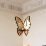 Orologio a forma di farfalla con dettagli scientifici e decorativi, ideale per arredare ambienti con stile originale e creativo. Perfetto come oggetto decorativo e funzionale per la casa o l'ufficio.