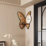 Orologio decorativo a forma di farfalla con quadrante integrato, perfetto come elemento di arredo originale e funzionale per la casa o l'ufficio. Design elegante e moderno, ideale per appassionati di.