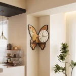Orologio decorativo a forma di farfalla con dettagli botanici, perfetto per arredare con stile e originalità. Ideale come decorazione da parete in ambienti moderni e accoglienti.
