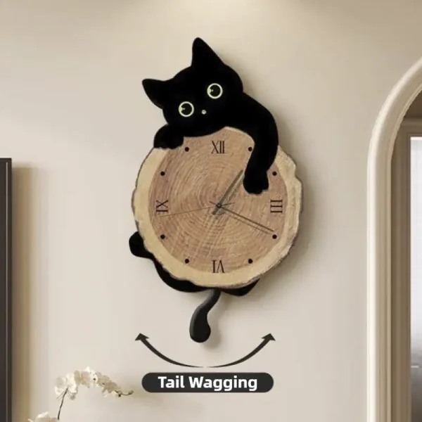 Decorazione murale con gatto nero e orologio a tronco di albero, perfetta per ambienti moderni e creativi, con dettagli realistici e design originale.