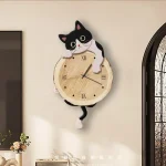 Orologio decorativo a forma di gatto con corpo in legno e dettagli in feltro, perfetto come complemento d'arredo originale e divertente.
