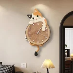 Orologio murale decorativo con design di gatto e elementi scientifici, perfetto per appassionati di scienza e animali, aggiunge un tocco originale e giocoso agli ambienti domestici o uffici.