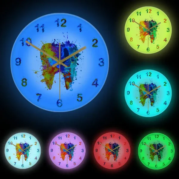 Orologio da parete con design artistico astratto, sfondo nero e numeri colorati, perfetto come decorazione moderna e vivace per ambienti creativi o studi scientifici.