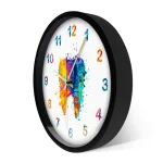 Orologio da parete con design scientifico e sfondo bianco, numeri colorati e lancette nere, perfetto come decorazione per ambienti educativi o scientifici.