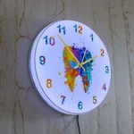 Orologio da parete con design artistico a forma di mappamondo astratto, colori vivaci e numeri colorati, perfetto per ambienti moderni e creativi.