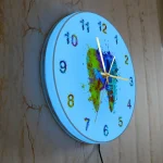 Orologio da parete con design artistico e colorato, perfetto per ambienti educativi o scientifici, con numeri vivaci e dettagli creativi.