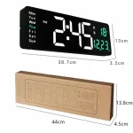 Orologio digitale da parete con display LED grande, mostra giorno, ora, minuti e temperatura, ideale per ambienti moderni e studi scientifici.