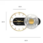 Orologio da parete con stile scientifico, diametro di 36 cm, combinazione di elementi neri e dorati, perfetto come decorazione per ambienti di studio o ufficio.