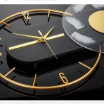 Orologio decorativo moderno con dettagli dorati, piume bianche e design elegante, perfetto come oggetto scientifico e decorazione per ambienti sofisticati.